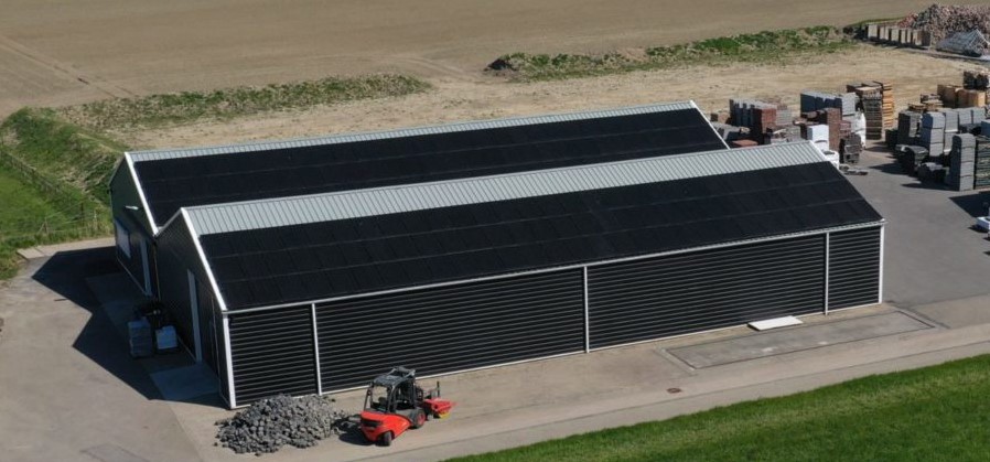 schuur met zonnepanelen
